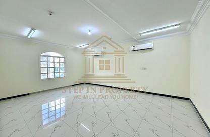 مجمع سكني - 5 غرف نوم - 4 حمامات للايجار في فلل عين خالد - عين خالد - الدوحة