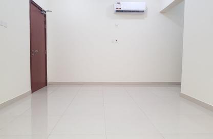 Apartment - 3 Bedrooms - 2 Bathrooms for rent in Bin Omran 35 - Fereej Bin Omran - Doha