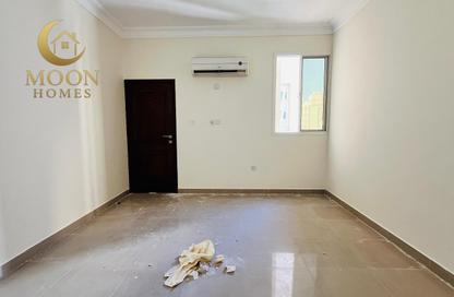 Apartment - 2 Bedrooms - 2 Bathrooms for rent in Umm Ghwailina Comm - Umm Ghuwalina - Umm Ghuwailina - Doha