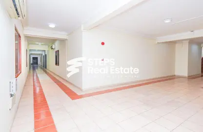 Apartment - 2 Bedrooms - 3 Bathrooms for rent in Umm Al Seneem Street - Ain Khaled - Doha