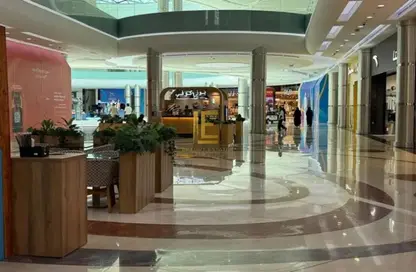 Shop - Studio - 4 Bathrooms for rent in Wholesale Market Street - Abu Hamour - Doha