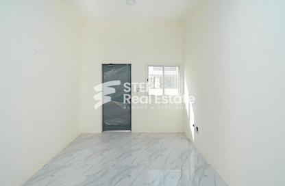 Warehouse - Studio - 1 for rent in East Industrial Street - Birkat Al Awamer - Al Wakra