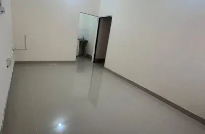 فيلا - 1 حمام للايجار في طريق المطار القديم - الدوحة