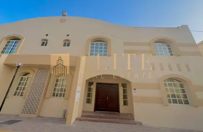 فيلا - 5 غرف نوم - 4 حمامات للايجار في فلل عين خالد - عين خالد - الدوحة