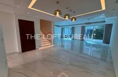 فيلا - 5 غرف نوم - 7 حمامات للايجار في حدائق فلورستا - حدائق فلورستا - جزيرة اللؤلؤة - الدوحة