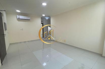 Apartment - 2 Bedrooms - 1 Bathroom for rent in Bin Omran 28 - Fereej Bin Omran - Doha