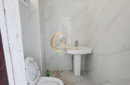 Shop - Studio - 1 Bathroom for rent in Al Aman Street - Umm Ghuwailina - Doha