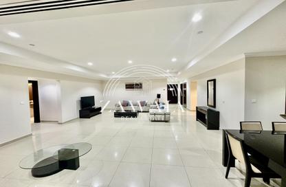 Apartment - 2 Bedrooms - 3 Bathrooms for rent in West Porto Drive - Porto Arabia - The Pearl Island - Doha