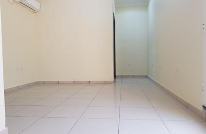 Apartment - 1 Bedroom - 1 Bathroom for rent in Bin Omran 35 - Fereej Bin Omran - Doha