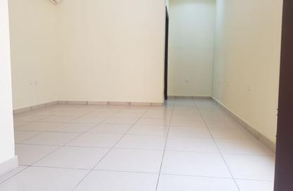 Apartment - 1 Bedroom - 1 Bathroom for rent in Bin Omran 35 - Fereej Bin Omran - Doha
