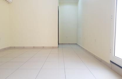 Apartment - 1 Bedroom - 1 Bathroom for rent in Bin Omran 35 - Fereej Bin Omran - Doha