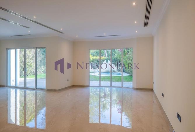 985627 - Property Image 2