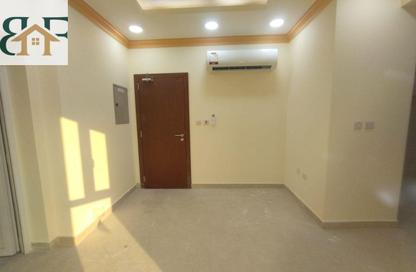 Apartment - 1 Bedroom - 2 Bathrooms for rent in Umm Ghwailina Comm - Umm Ghuwalina - Umm Ghuwailina - Doha