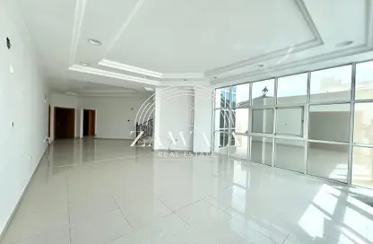 فيلا - 7 غرف نوم - 8 حمامات للايجار في سوق الغرافة - الغرافة - الدوحة