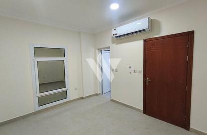 Apartment - 1 Bedroom - 2 Bathrooms for rent in Umm Ghwailina Comm - Umm Ghuwalina - Umm Ghuwailina - Doha
