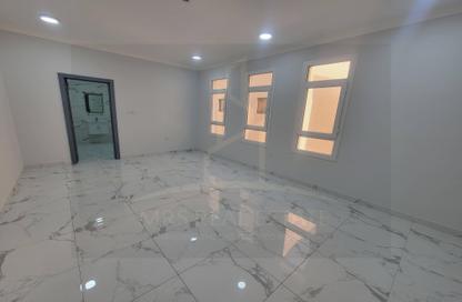 Apartment - 3 Bedrooms - 2 Bathrooms for rent in Umm Ghwailina Comm - Umm Ghuwalina - Umm Ghuwailina - Doha
