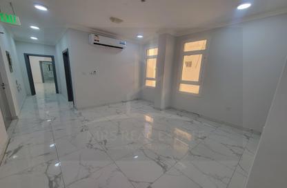 Apartment - 3 Bedrooms - 2 Bathrooms for rent in Umm Ghwailina Comm - Umm Ghuwalina - Umm Ghuwailina - Doha