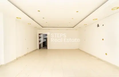 Shop - Studio - 1 Bathroom for rent in Al Hanaa Street - Al Gharrafa - Doha