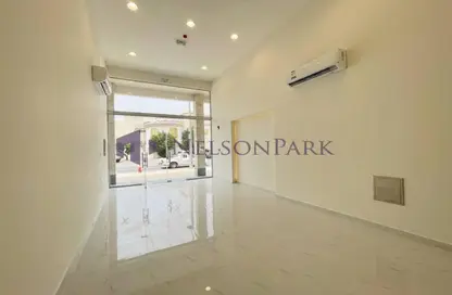 محل تجاري - استوديو - 1 حمام للايجار في فلل الدحيل - الدحيل - الدوحة