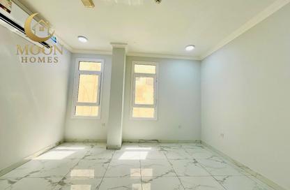 Apartment - 3 Bedrooms - 2 Bathrooms for rent in Umm Ghwailina Comm - Umm Ghuwalina - Umm Ghuwailina - Doha