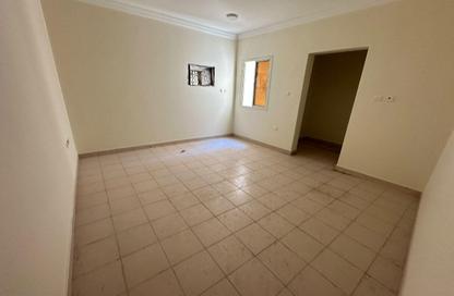 Apartment - 2 Bedrooms - 2 Bathrooms for rent in Umm Ghwailina Comm - Umm Ghuwalina - Umm Ghuwailina - Doha