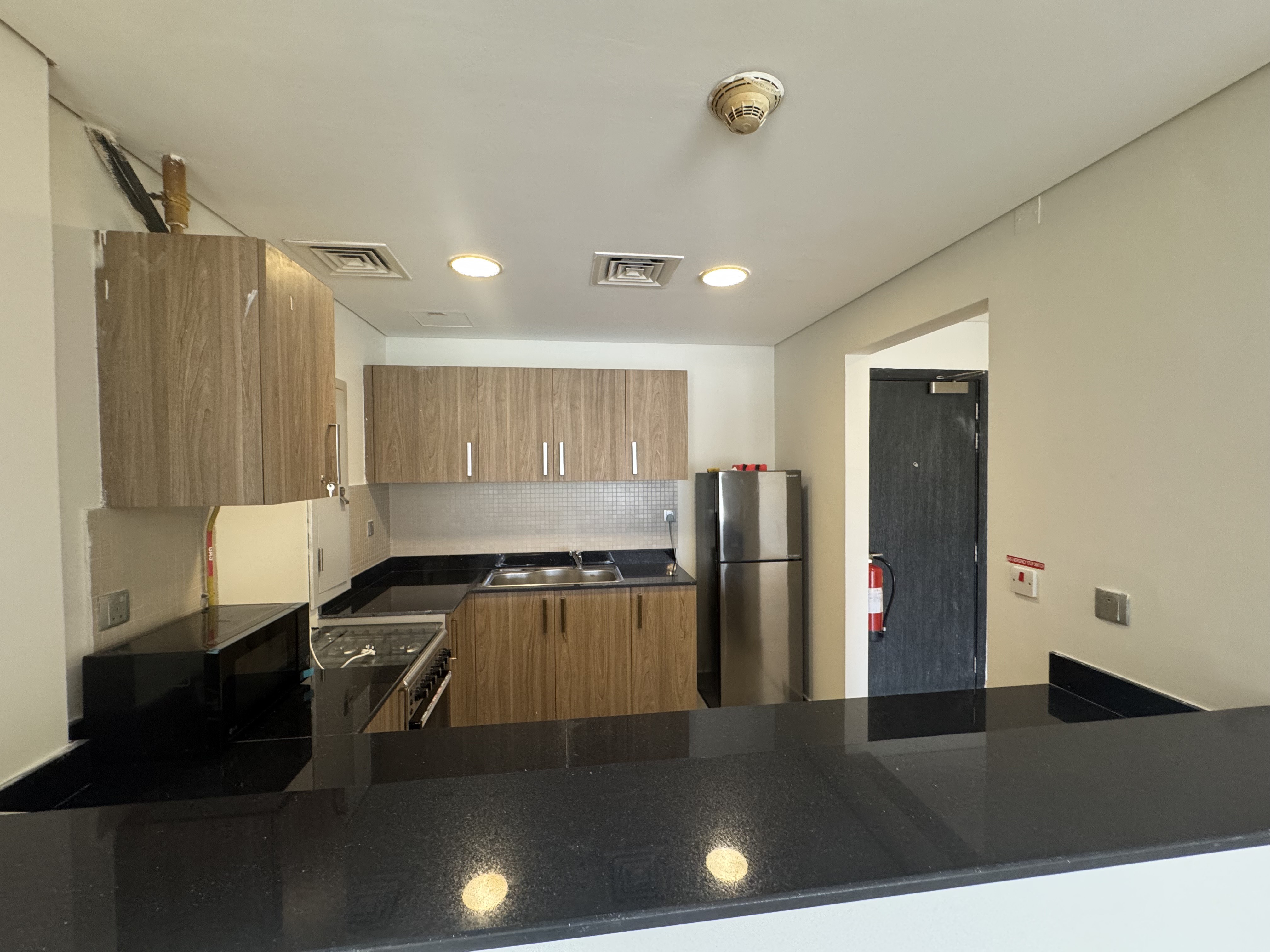 COZY 1 BEDROOM SEMI FURNISHED WITH BIG BALCONY thumbnail 11