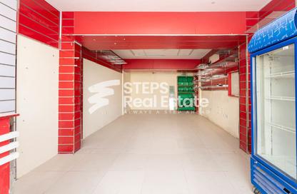Shop - Studio - 1 for rent in Izghawa - Izghawa - Doha