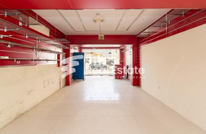 Shop - Studio - 1 for rent in Izghawa - Izghawa - Doha