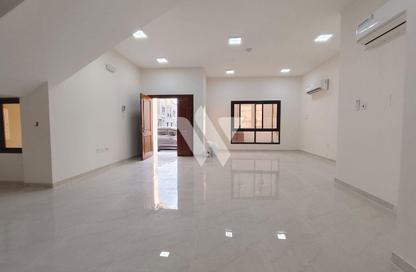 مجمع سكني - 5 غرف نوم - 6 حمامات للايجار في شارع المرخية - المرخية - الدوحة