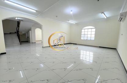 مجمع سكني - 5 غرف نوم - 4 حمامات للايجار في شارع وادي الشاهينيا - عين خالد - الدوحة