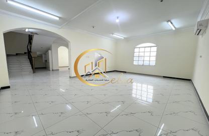مجمع سكني - 5 غرف نوم - 4 حمامات للايجار في شارع وادي الشاهينيا - عين خالد - الدوحة مجمع سكني - 5 غرف نوم - 4 حمامات للايجار في شارع وادي الشاهينيا - عين خالد - الدوحة