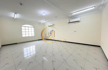 مجمع سكني - 5 غرف نوم - 4 حمامات للايجار في شارع وادي الشاهينيا - عين خالد - الدوحة