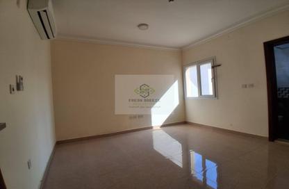 Apartment - 1 Bedroom - 2 Bathrooms for rent in Umm Ghuwailina 4 - Umm Ghuwailina - Doha