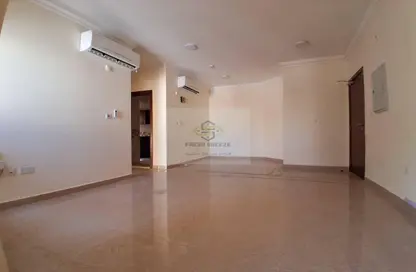 Apartment - 1 Bedroom - 2 Bathrooms for rent in Umm Ghuwailina 4 - Umm Ghuwailina - Doha