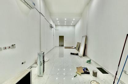 Shop - Studio - 1 Bathroom for rent in Fereej Kulaib - Doha