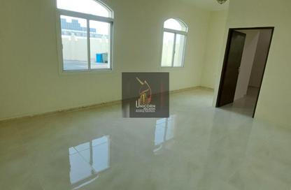 Compound - 4 Bedrooms - 5 Bathrooms for rent in Mesaimeer Road - Abu Hamour - Doha