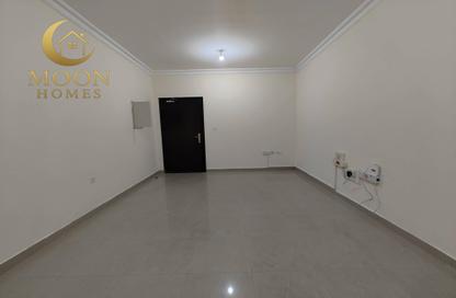 Apartment - 3 Bedrooms - 2 Bathrooms for rent in Simaisma Street - Umm Ghuwailina - Doha