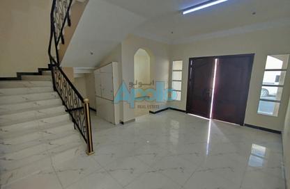 Villa - 5 Bedrooms - 4 Bathrooms for rent in Umm Al Seneem Street - Ain Khaled - Doha