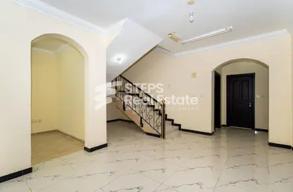 Villa - 5 Bedrooms - 4 Bathrooms for rent in Umm Al Seneem Street - Ain Khaled - Doha