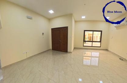 مجمع سكني - 5 غرف نوم - 6 حمامات للايجار في شارع المرخية - المرخية - الدوحة