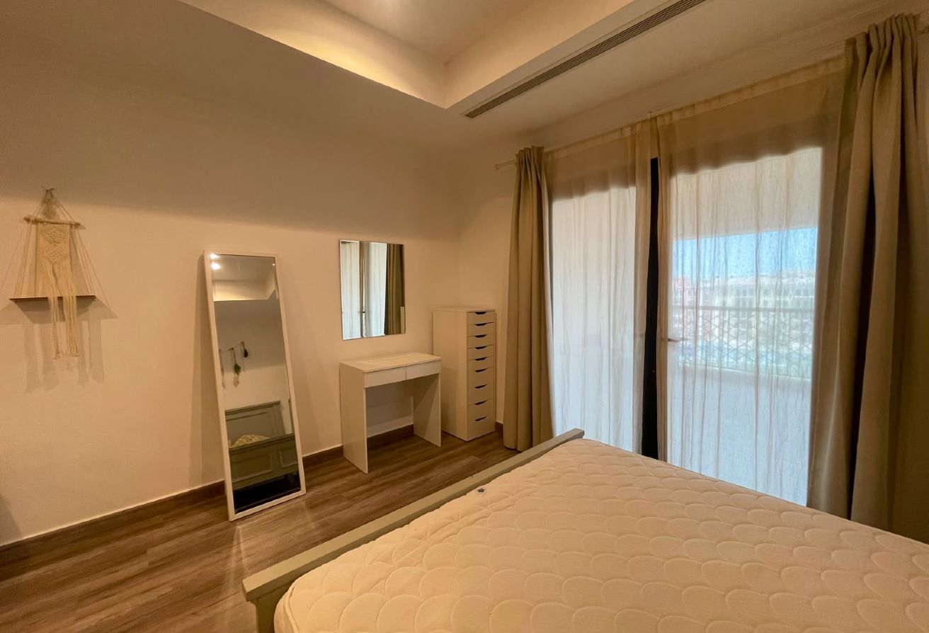 Furnished Studio Apartment with Balcony thumbnail 14