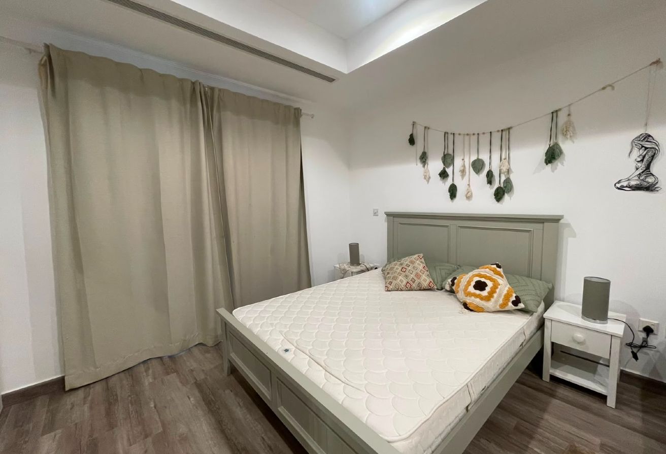 Furnished Studio Apartment with Balcony thumbnail 9