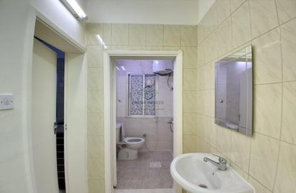 Apartment - 2 Bedrooms - 2 Bathrooms for rent in Umm Ghuwailina 4 - Umm Ghuwailina - Doha