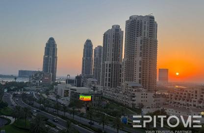 Apartment - 3 Bedrooms - 5 Bathrooms for rent in Tower 9 - Porto Arabia - The Pearl Island - Doha