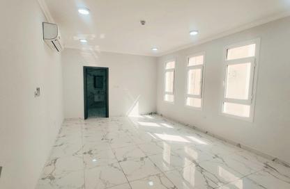 Apartment - 3 Bedrooms - 2 Bathrooms for rent in Umm Ghuwailina 4 - Umm Ghuwailina - Doha