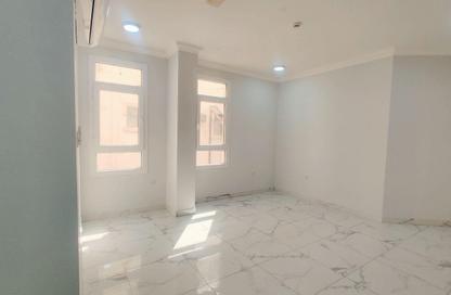 Apartment - 3 Bedrooms - 2 Bathrooms for rent in Umm Ghuwailina 4 - Umm Ghuwailina - Doha