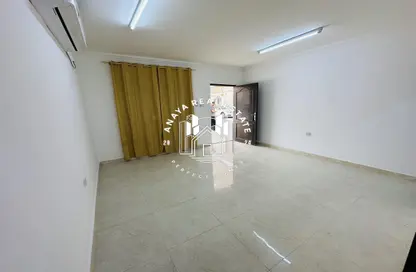 Villa - Studio - 1 Bathroom for rent in Umm Al Seneem Street - Ain Khaled - Doha
