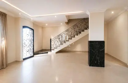 Villa - 3 Bedrooms - 3 Bathrooms for rent in Umm Al Seneem Street - Ain Khaled - Doha