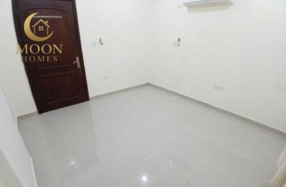 Apartment - 2 - 2 for rent in Umm Ghuwailina 4 - Umm Ghuwailina - Doha