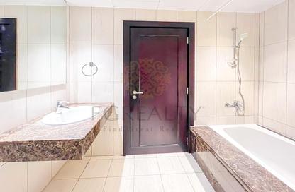 Apartment - 3 Bedrooms - 4 Bathrooms for rent in West Porto Drive - Porto Arabia - The Pearl Island - Doha